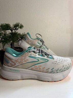 Brooks glycerin 20 Women size 7 Running Shoes in White with Teal & Coral Accents